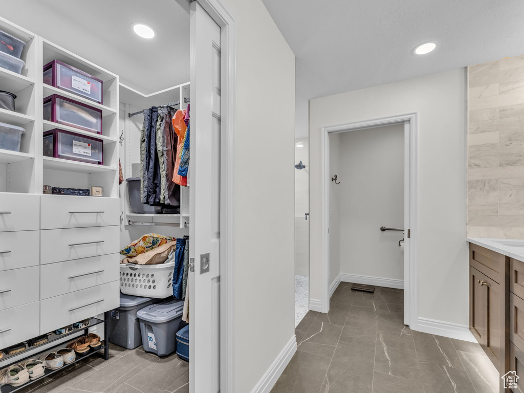 Walk in closet with marble look tiles