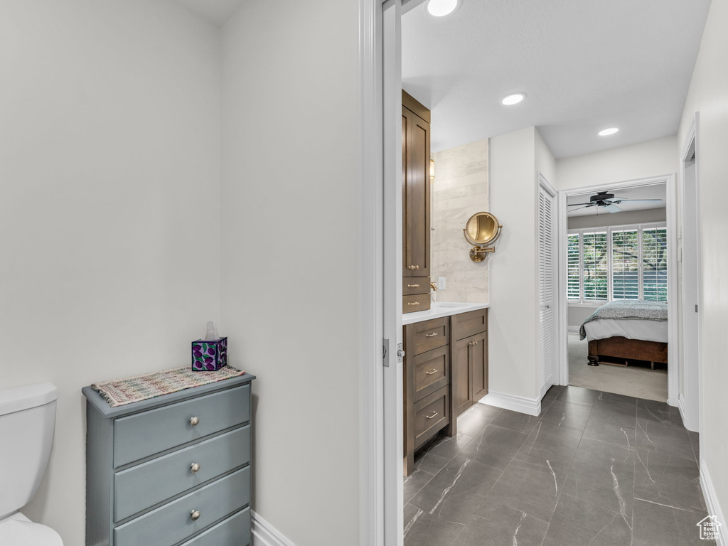 Bathroom with vanity, connected bathroom, a ceiling fan, and recessed lighting