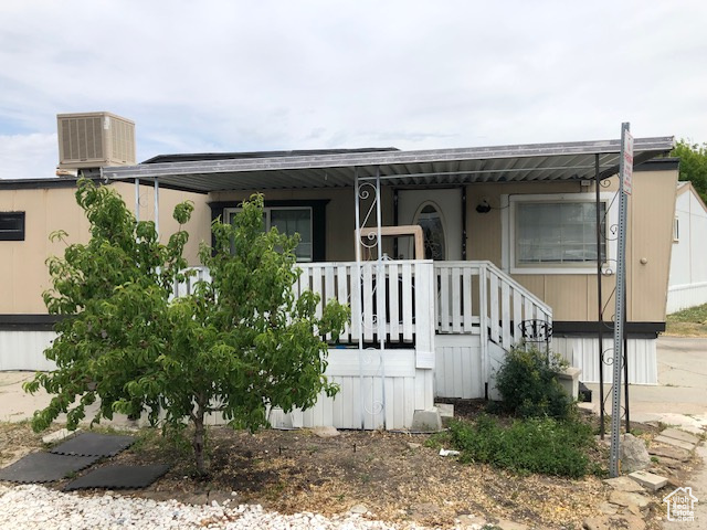 Manufactured / mobile home featuring a porch