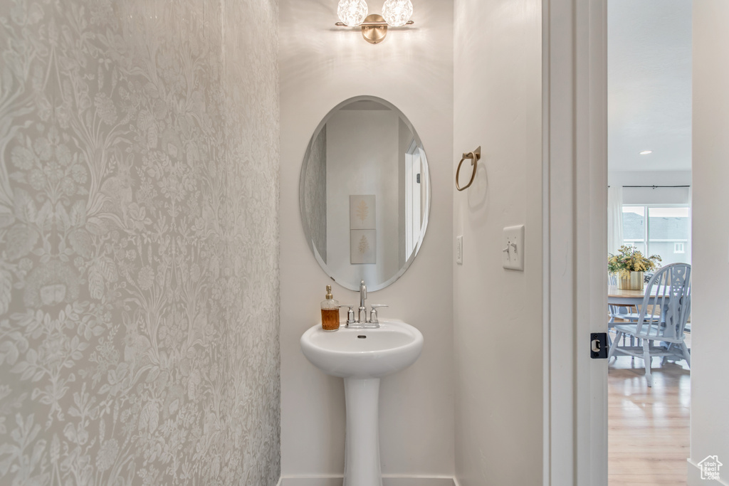 Bathroom featuring a chandelier and baseboards