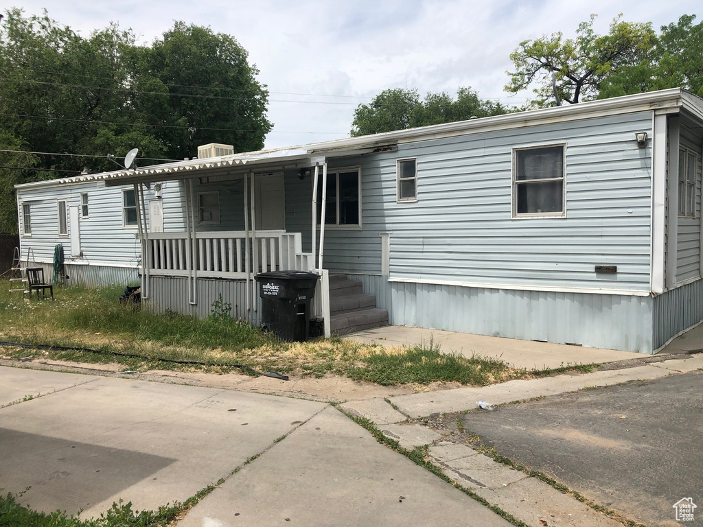 Manufactured / mobile home with a porch