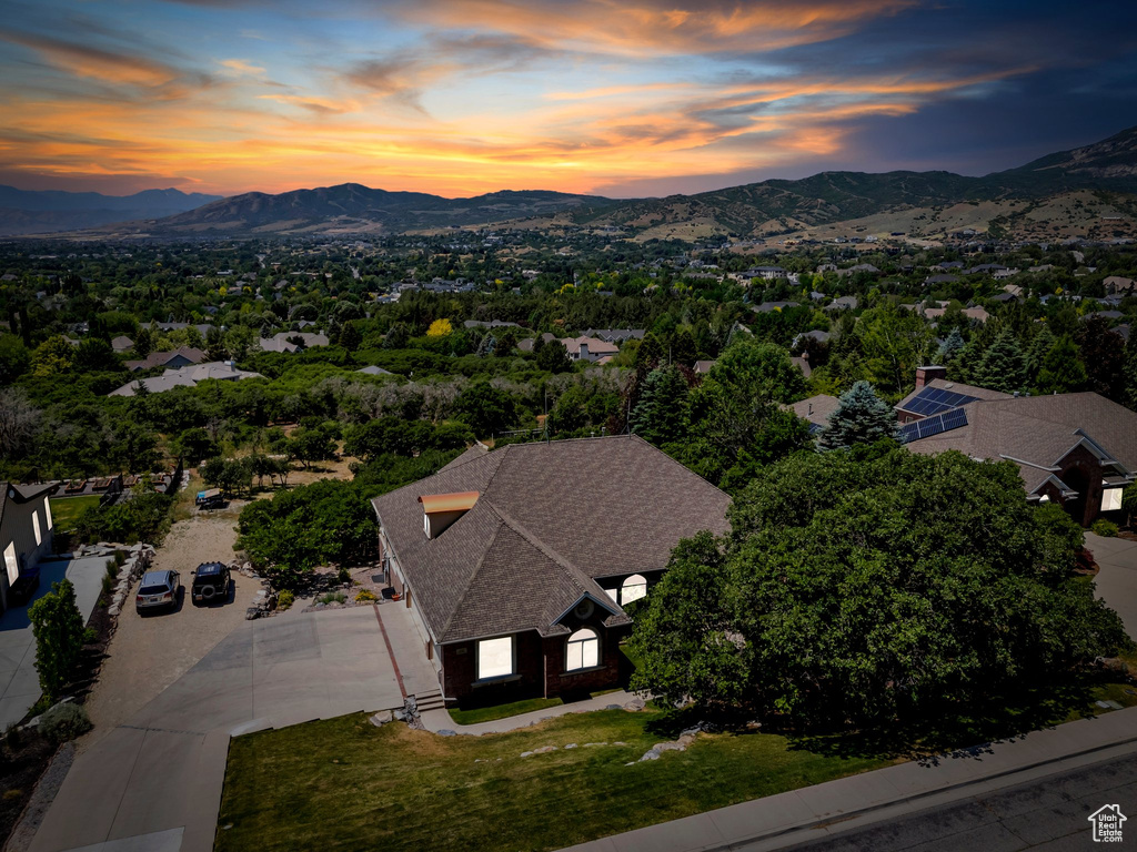 Aerial view of property and surrounding area with mountains