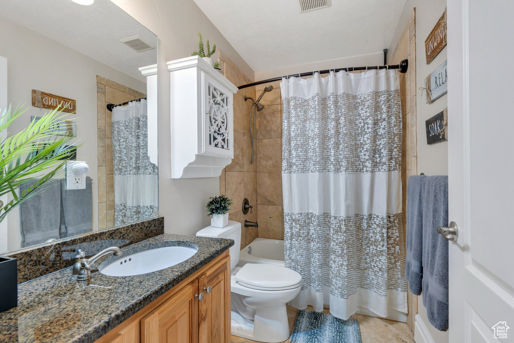 Full bath with vanity and shower / tub combo with curtain