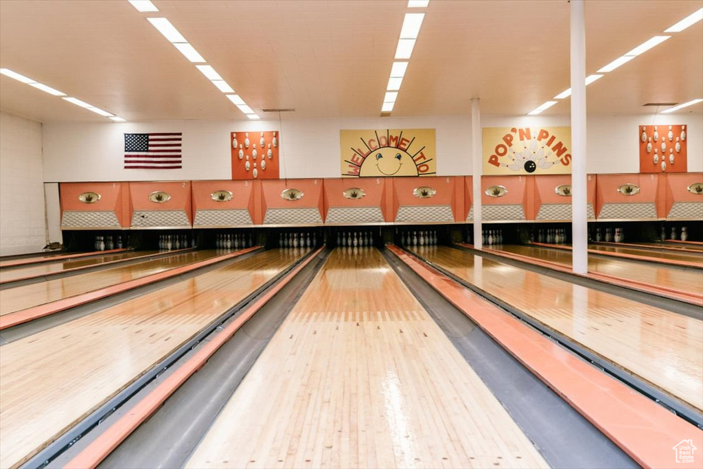 Playroom with wood-type flooring