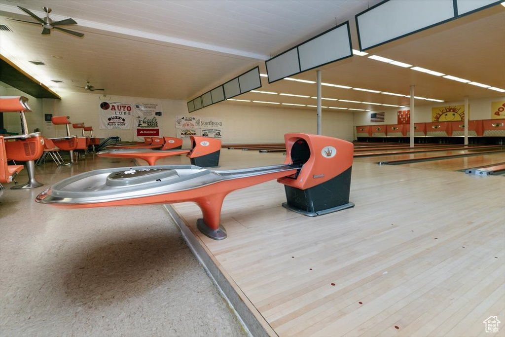 Recreation room with ceiling fan