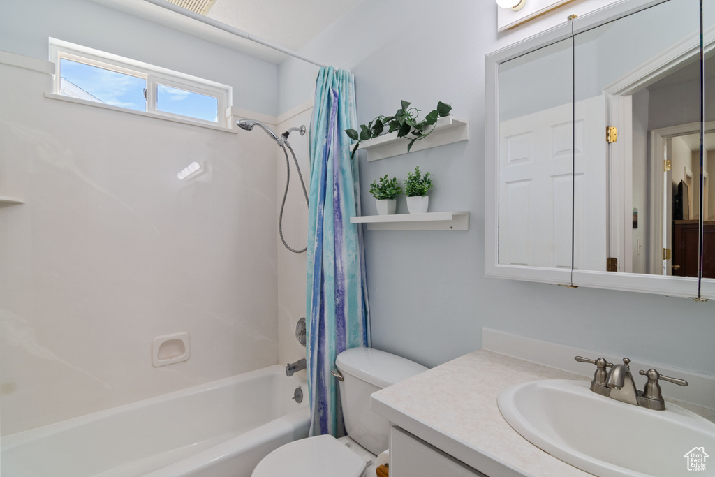 Full bath with shower / bathtub combination with curtain and vanity