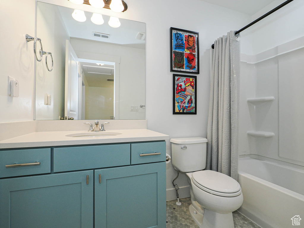 Bathroom with vanity and shower / tub combo with curtain