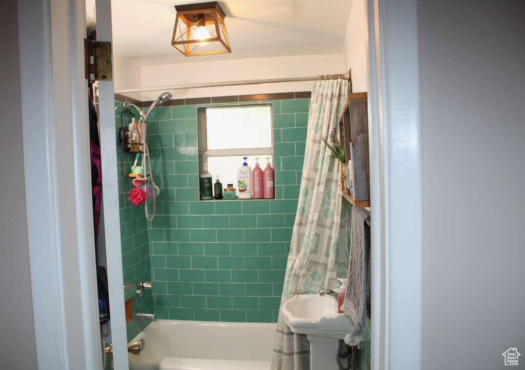 Bathroom featuring shower / bathtub combination with curtain