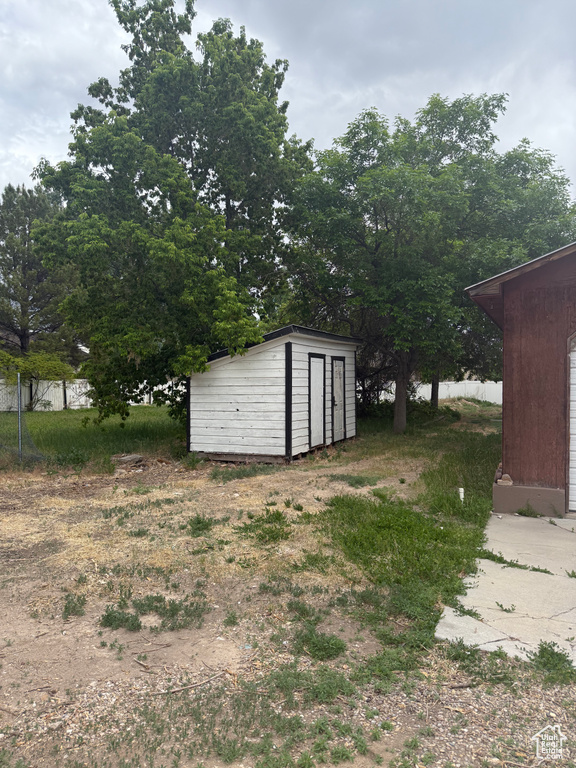 View of yard featuring a shed