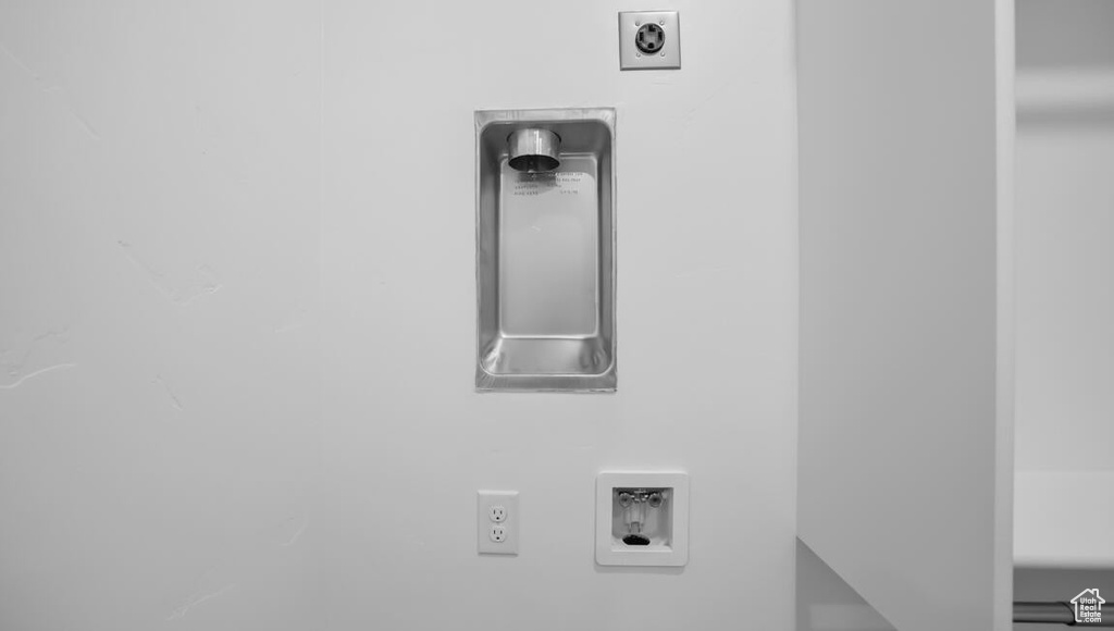 Laundry area featuring electric dryer hookup and hookup for a washing machine