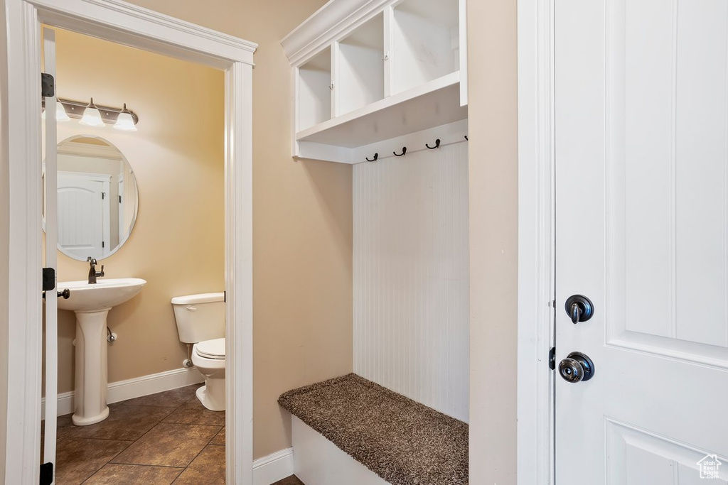 Mudroom with baseboards and a sink