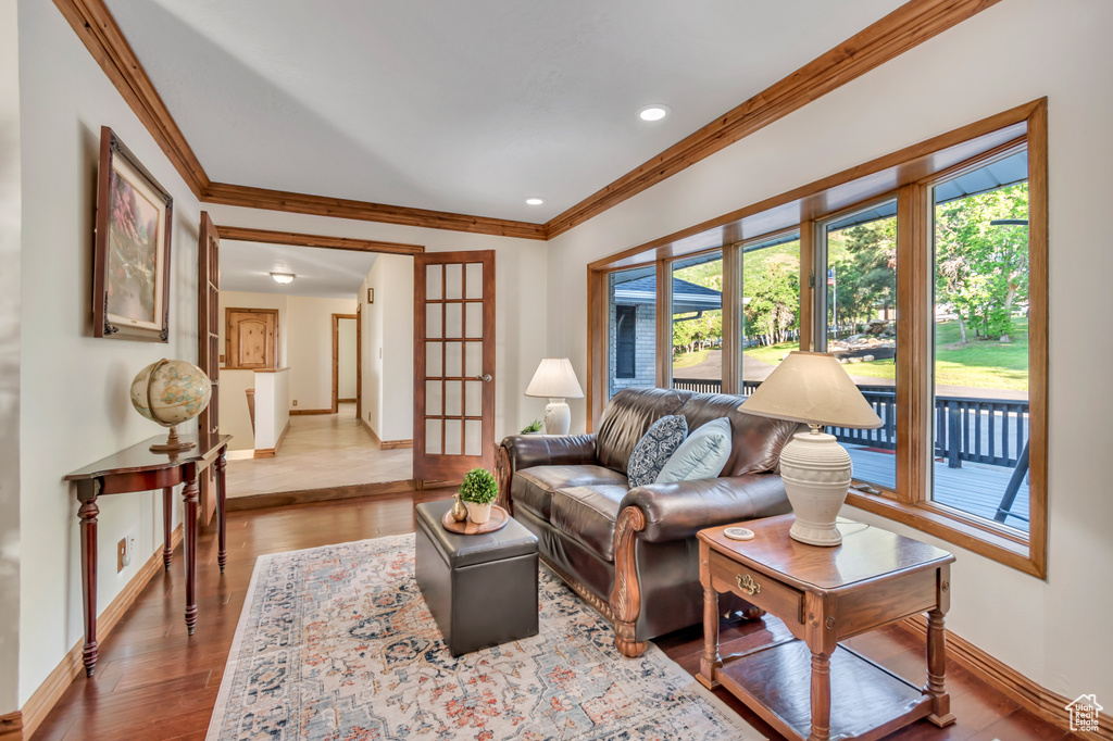 Living room featuring crown molding, wood finished floors, and recessed lighting
