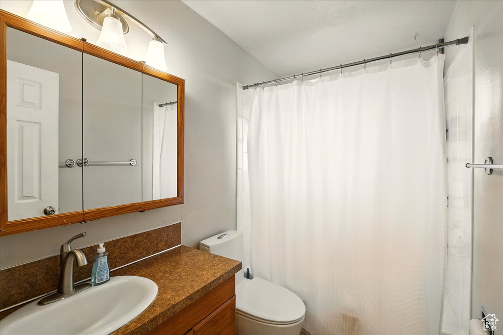 Full bath with vanity and a shower with shower curtain