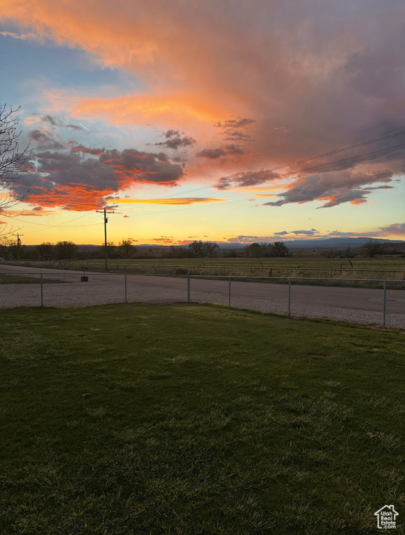 Yard at dusk featuring a rural view
