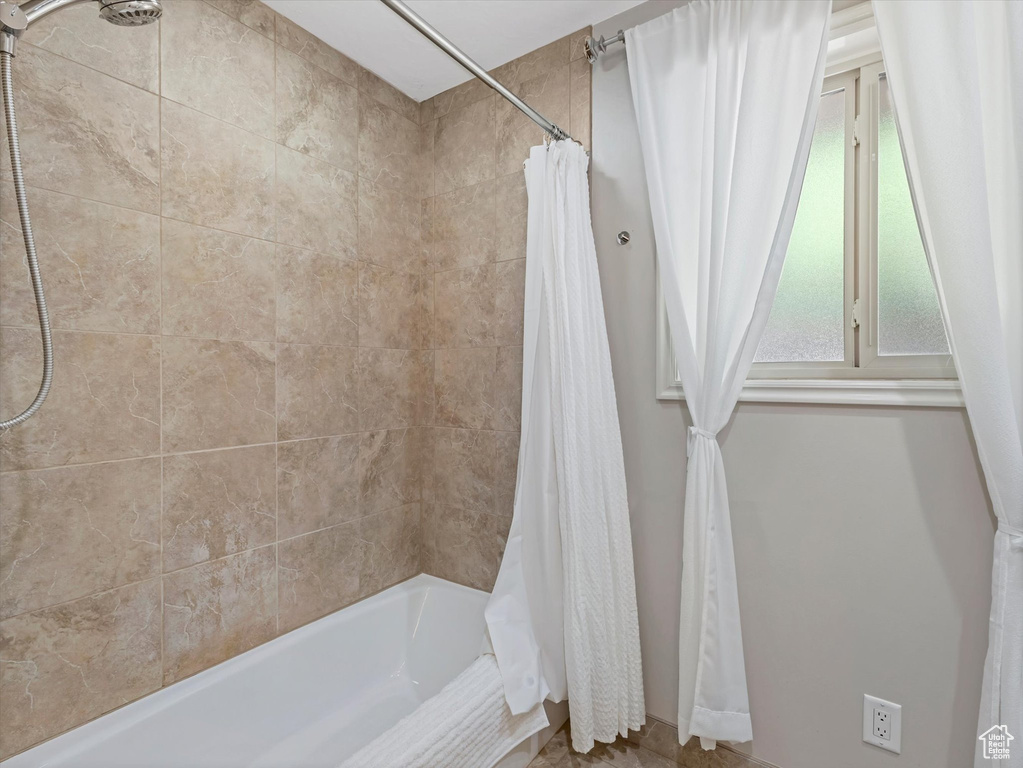 Bathroom with shower / tub combo with curtain