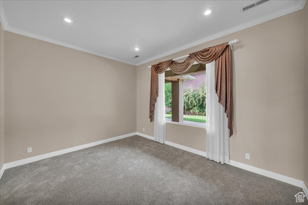 Carpeted spare room with crown molding and recessed lighting