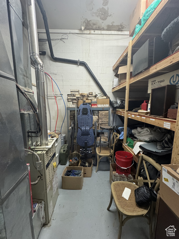 Storage area with heating unit
