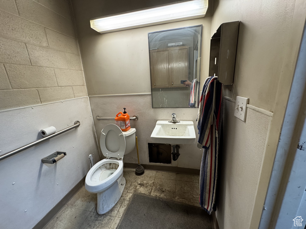 Bathroom with a sink and toilet