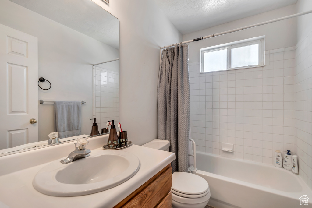 Full bath with vanity and shower / tub combo with curtain