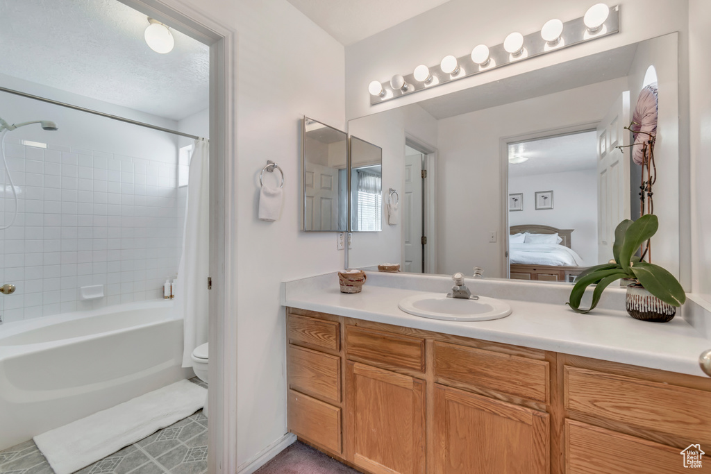 Ensuite bathroom with shower / bathtub combination with curtain and vanity