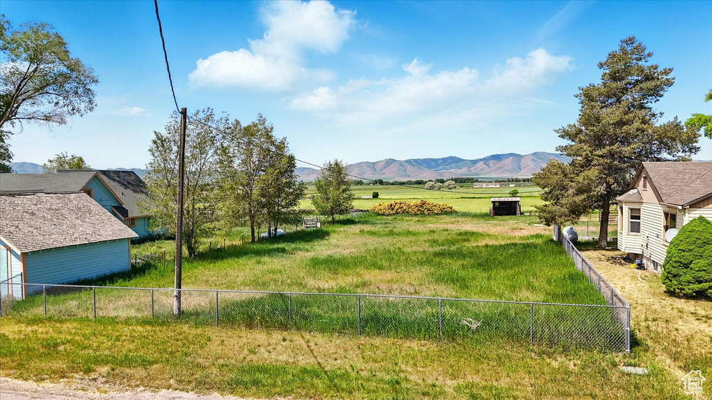 View of yard with a mountain view and a view of rural / pastoral area