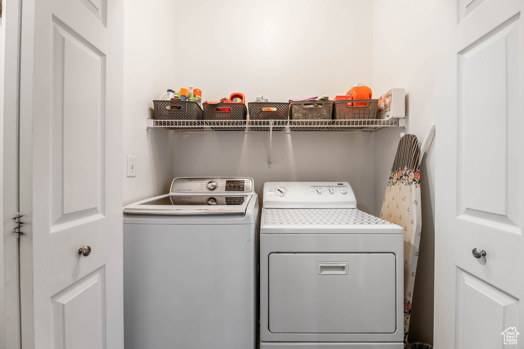Washroom with washer and dryer