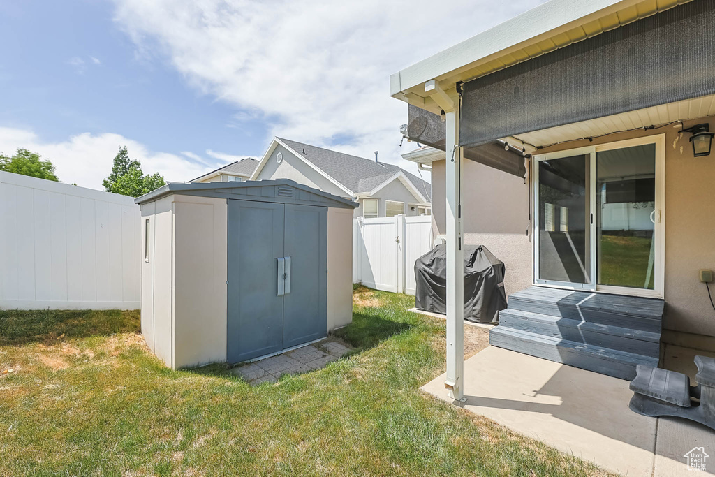View of yard featuring a storage shed