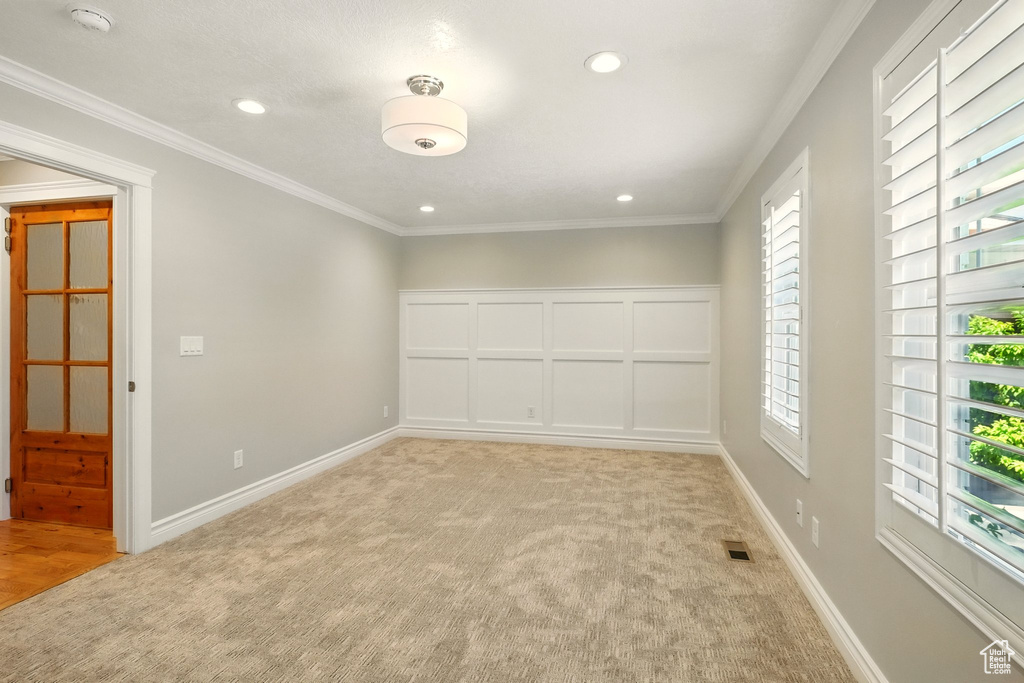Unfurnished room featuring a smoke detector, light colored carpet, recessed lighting, and crown molding