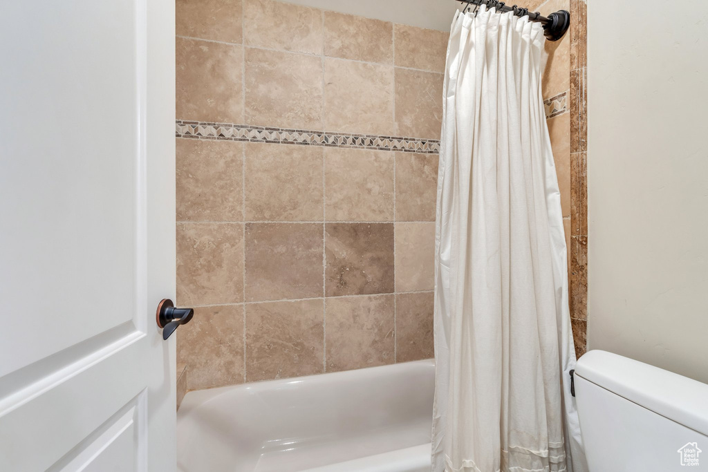 Full bath with shower / bathtub combination with curtain