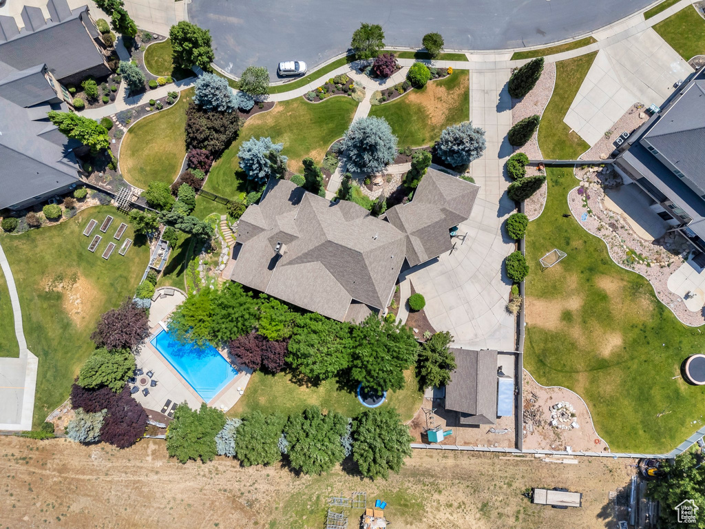 Bird's eye view of a pool area