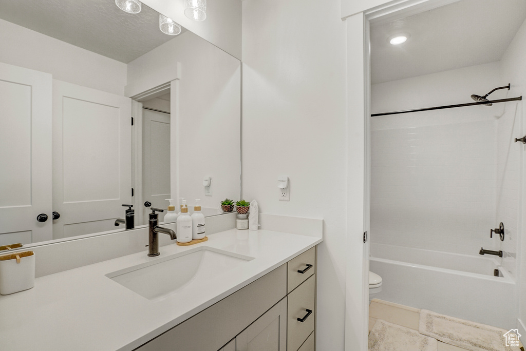 Full bath with vanity and shower / tub combination