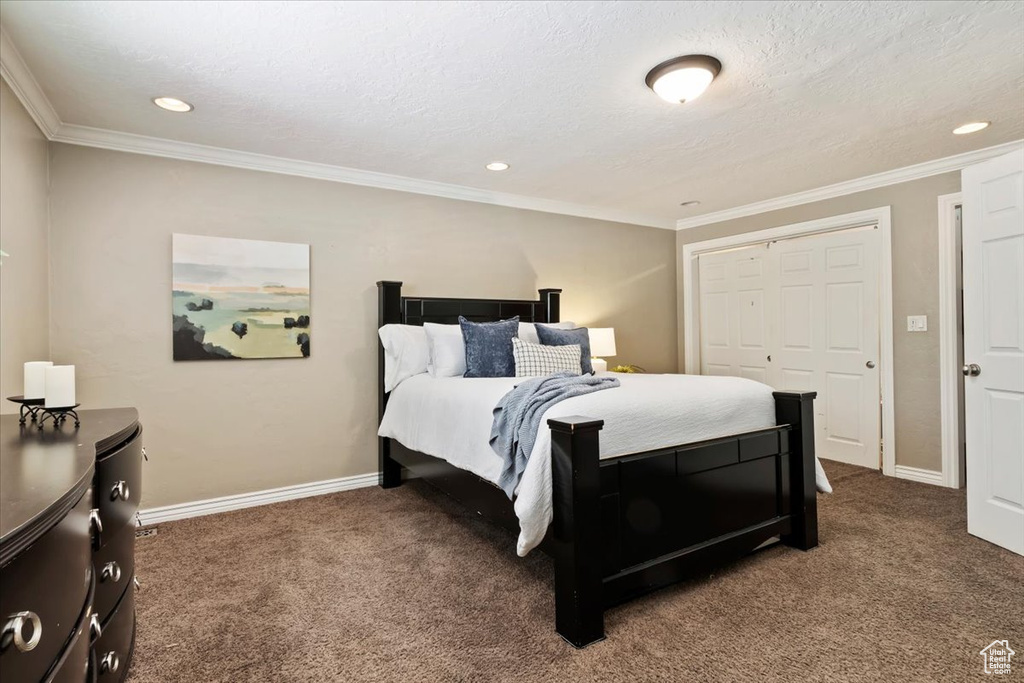 Bedroom with carpet, recessed lighting, ornamental molding, and a closet