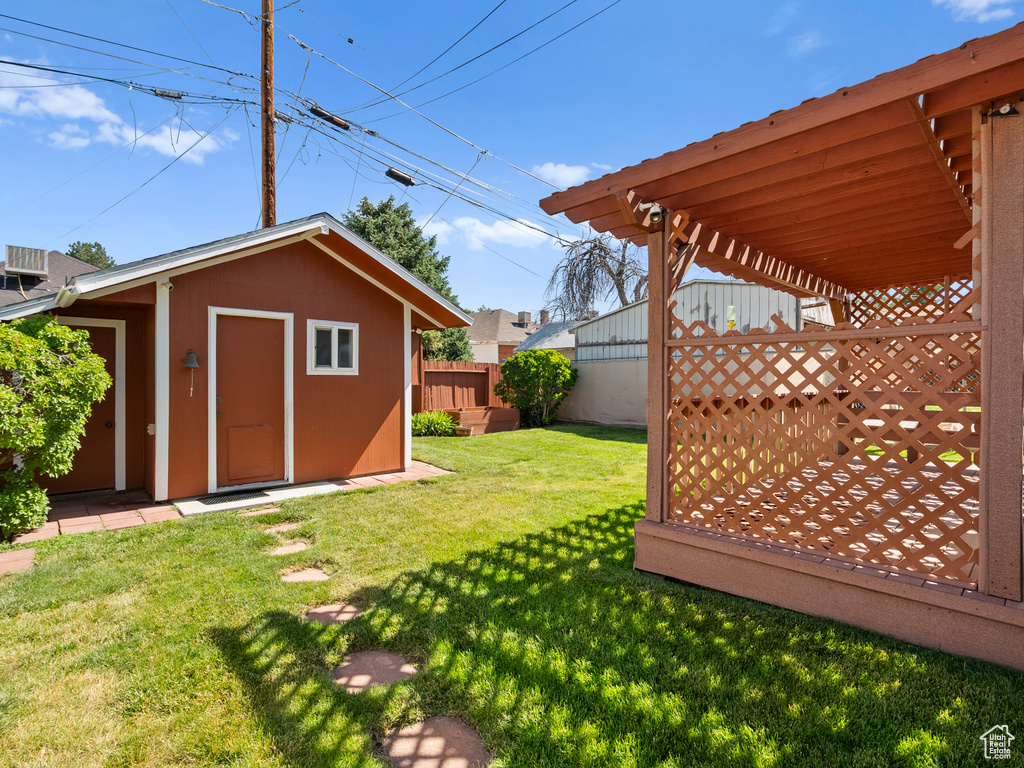View of yard with an outbuilding
