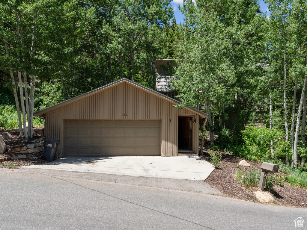 View of front of house featuring a detached garage and an outdoor structure