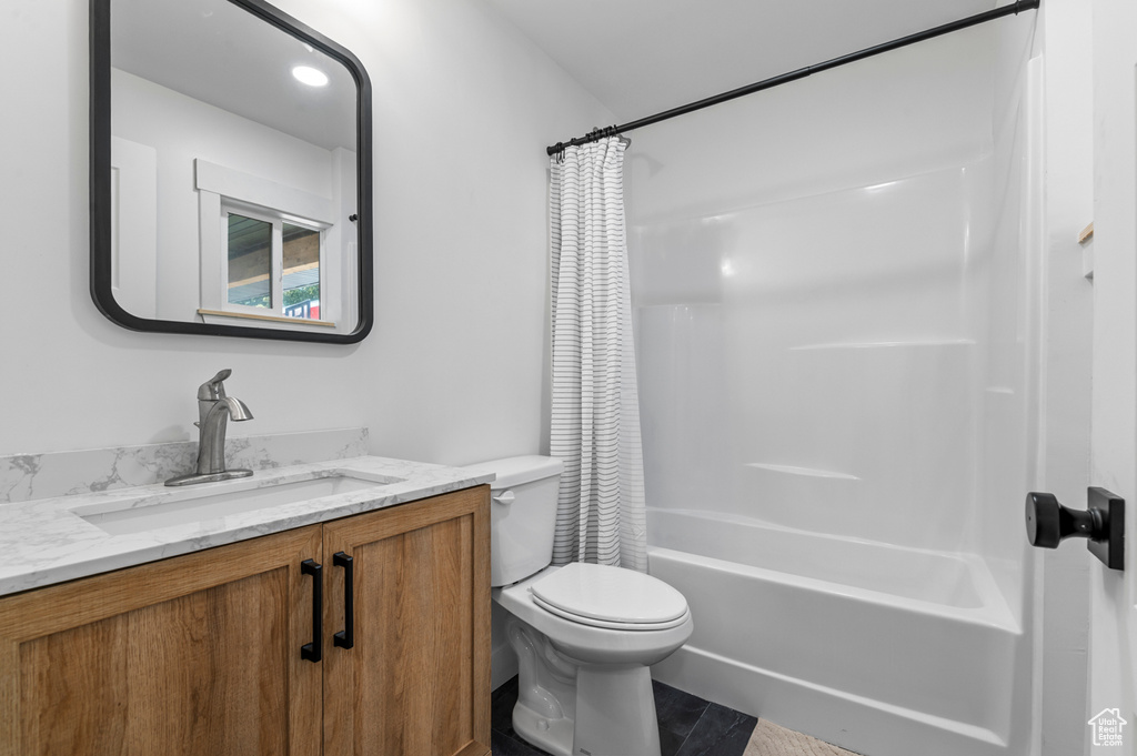 Full bath with vanity and shower / tub combo with curtain