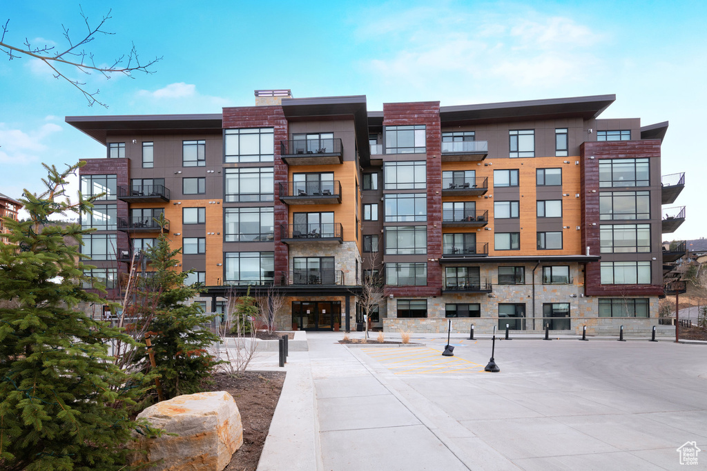 View of apartment building / complex