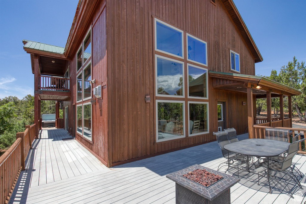 Deck featuring outdoor dining space