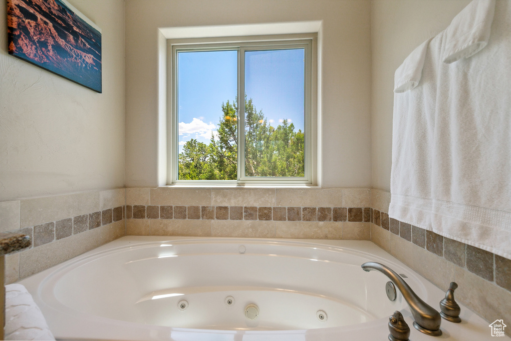 Full bathroom featuring a jetted tub