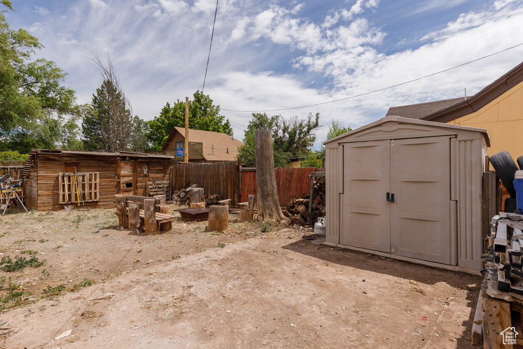 View of yard featuring a storage shed