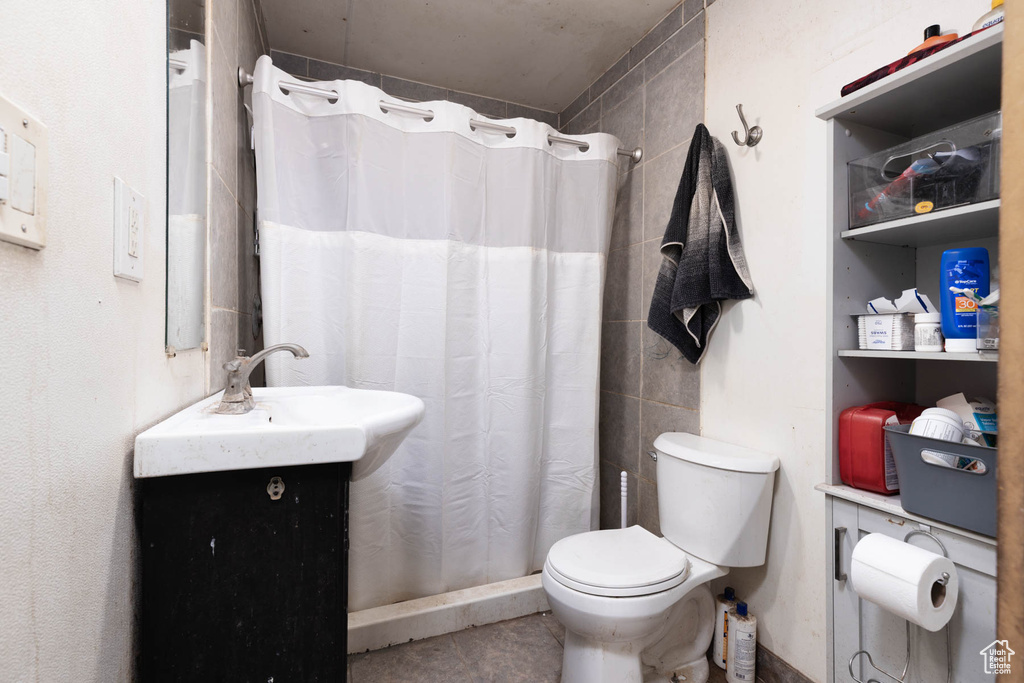 Full bath with vanity and curtained shower
