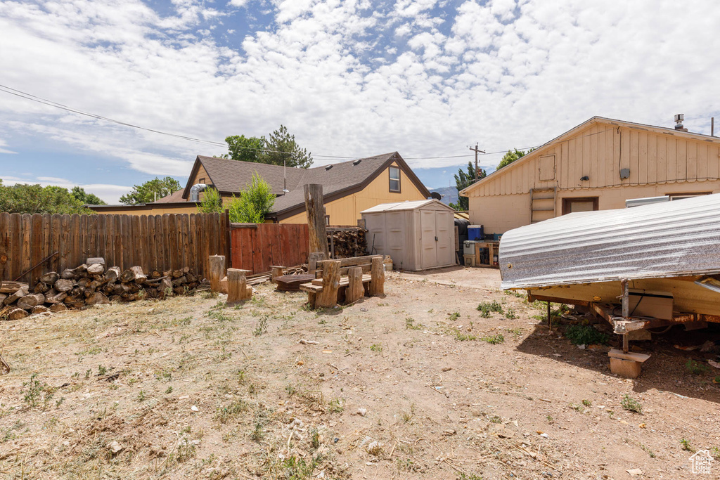 View of yard featuring a shed