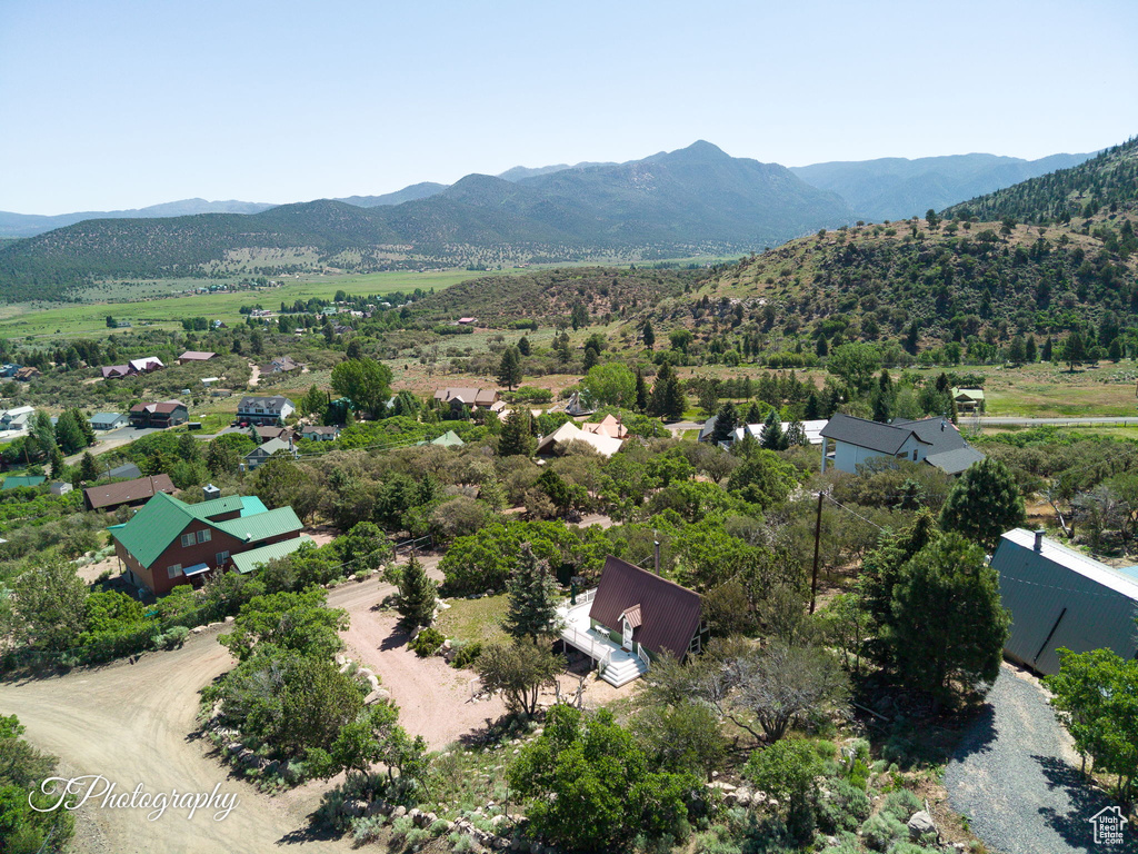 Bird\'s eye view of a mountainous background