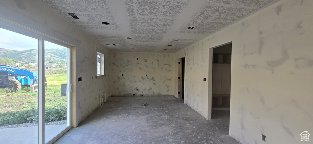 Unfurnished room featuring a mountain view
