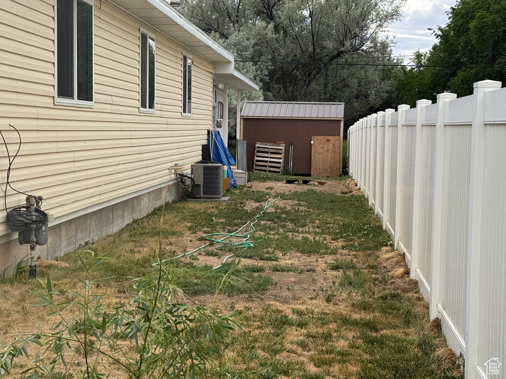View of yard featuring a storage shed