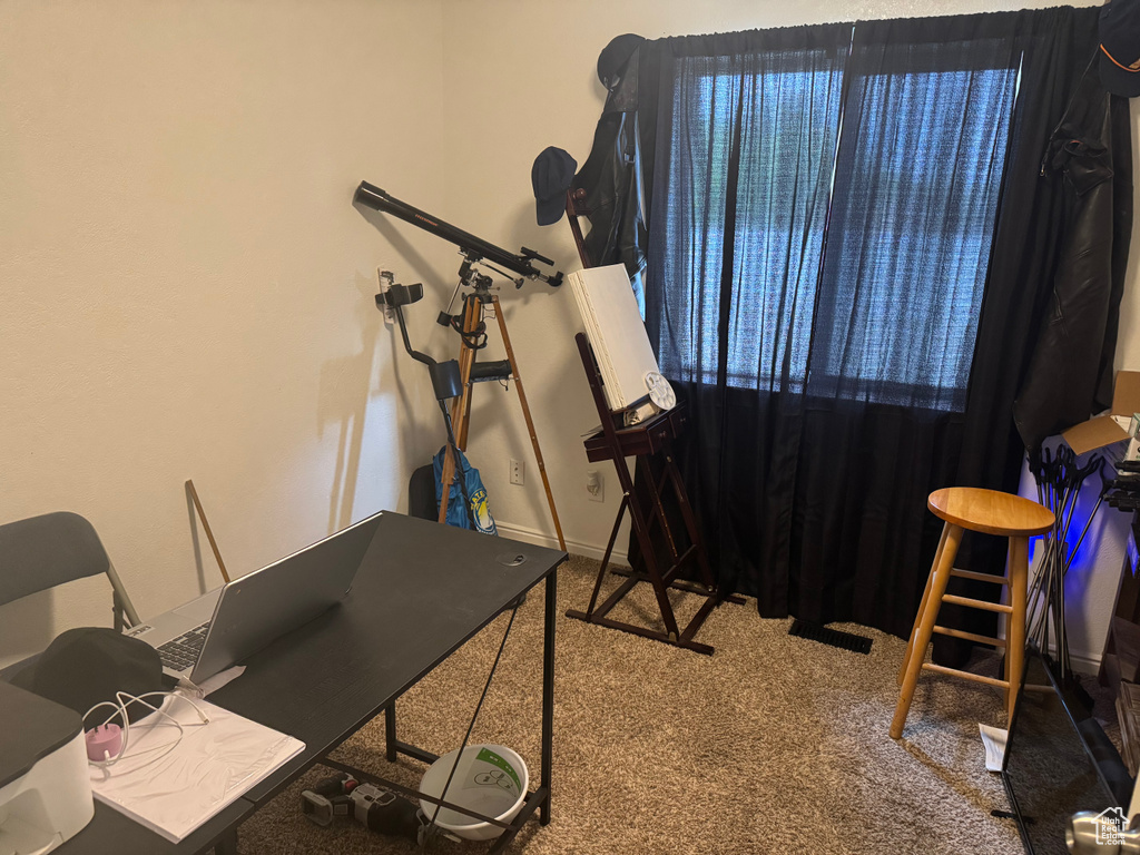 Exercise room with carpet