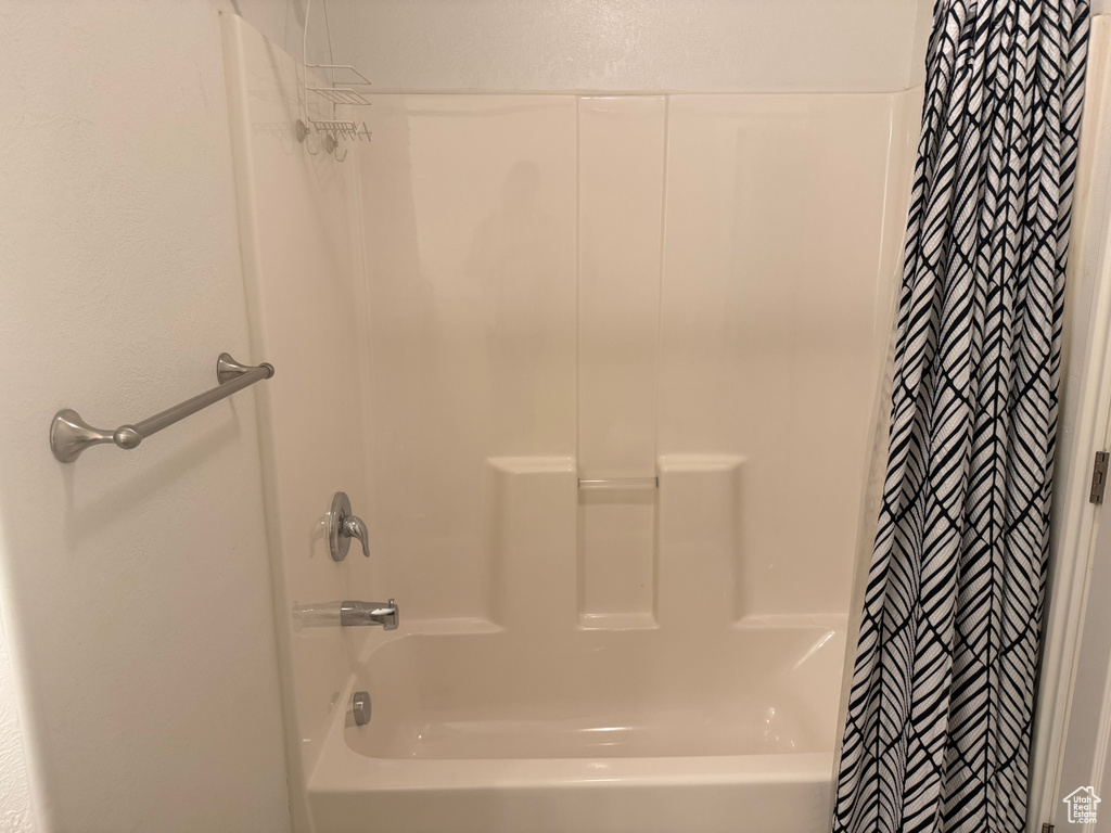 Full bath with shower / tub combo with curtain