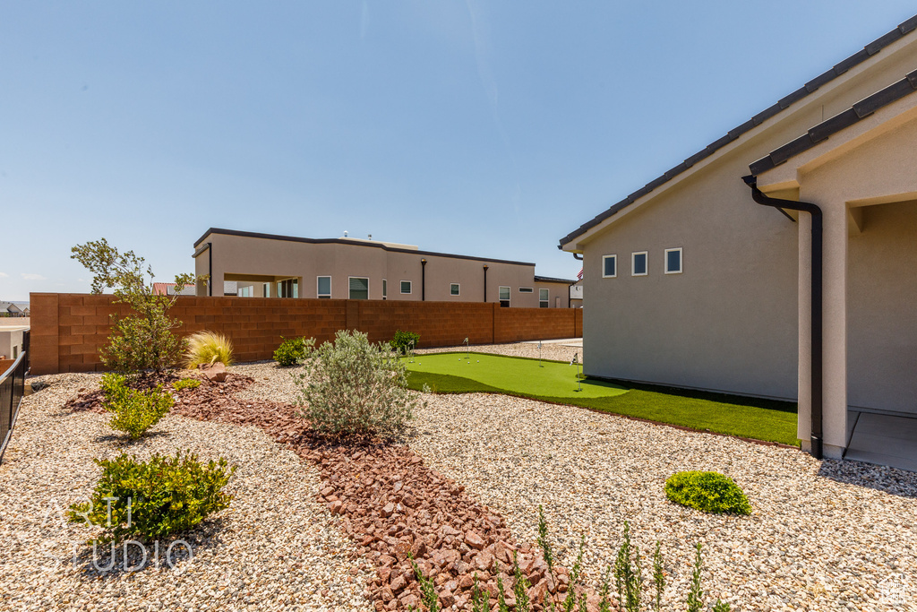 View of yard featuring a putting area