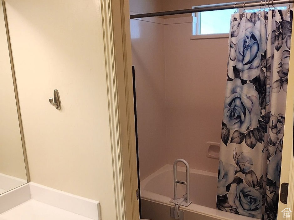 Full bath with vanity and shower / bath combo with shower curtain