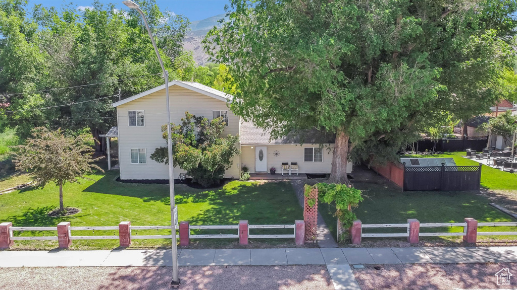 View of front of home featuring a fenced front yard