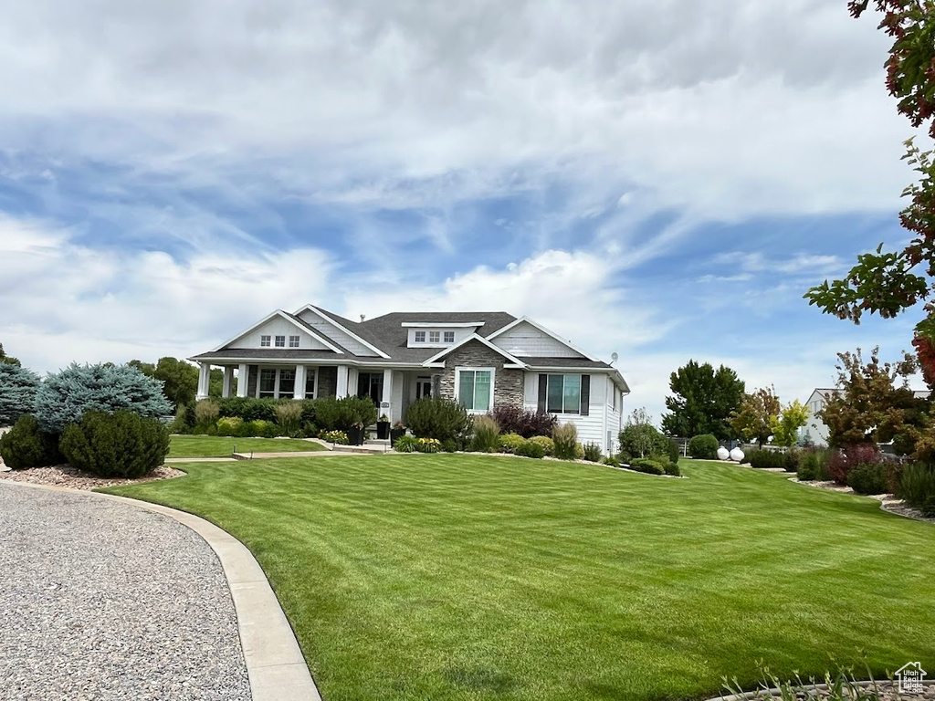 Craftsman-style house featuring a front yard